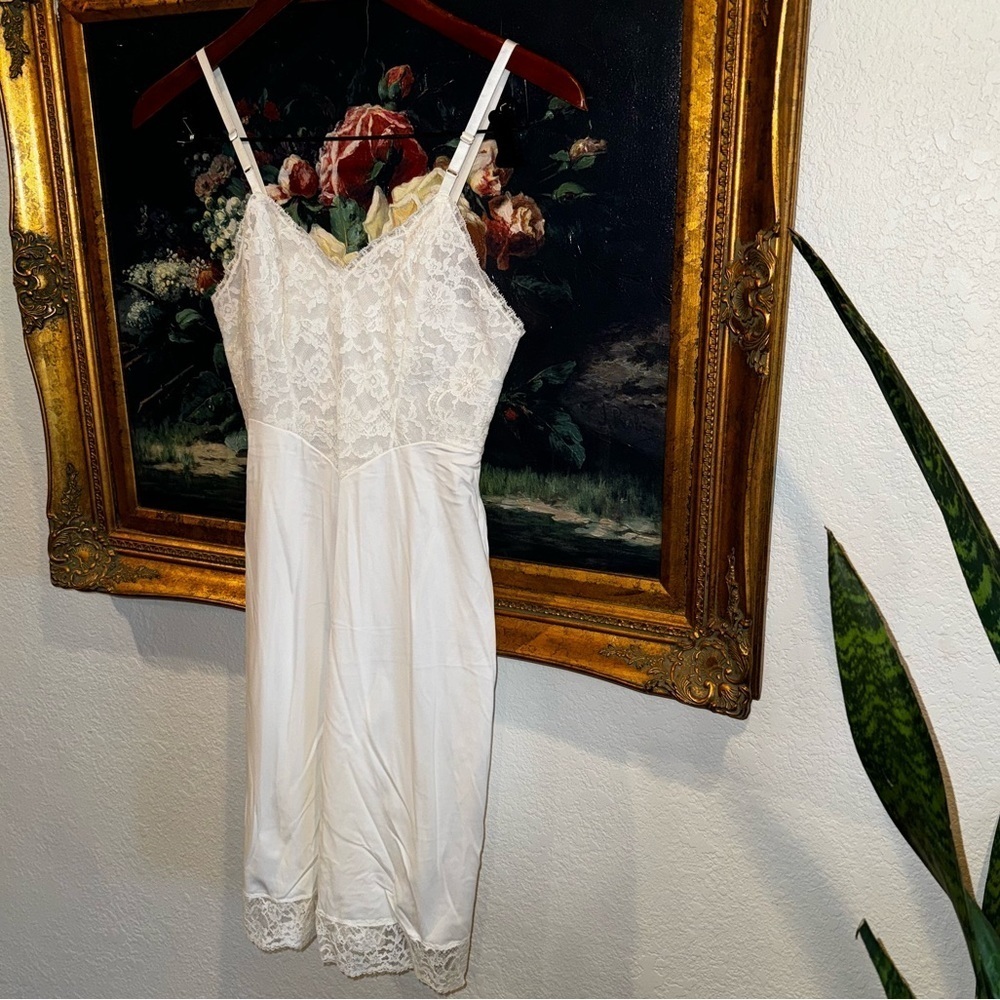 Vanity Fair Vintage USA White Fitted Lace Accent Slip Women’s Size 6 Petite